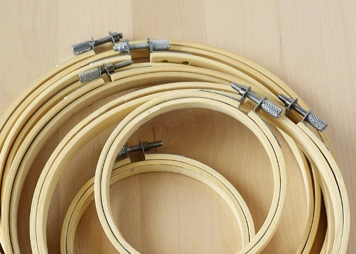 beste Stickrahmen: Stickrahmen aus Holz mit einer Schraube