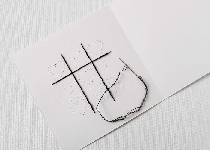 biglietti di carta per San Valentino: metodo del filo piegato per iniziare a cucire su carta