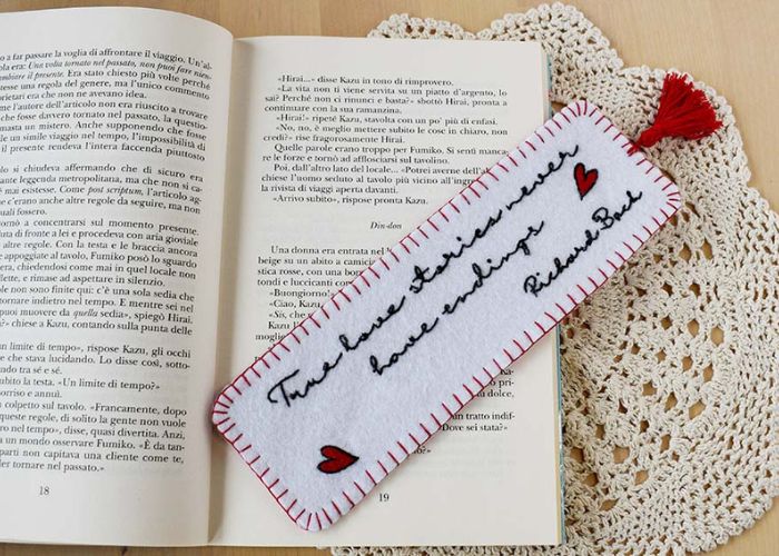 Handgesticktes Lesezeichen mit romantischem Zitat