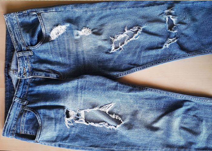 fix mending ideas: Blue jeans with holes