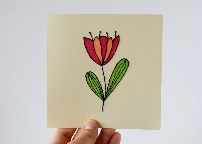 Handgestickte Karte mit einem modernen Blumenmotiv