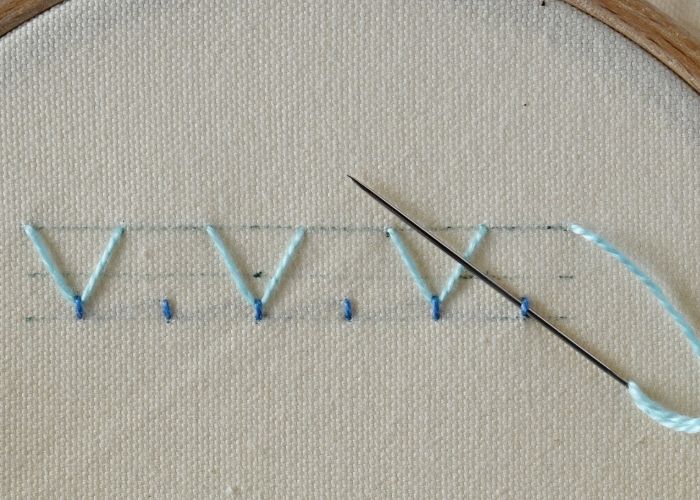Zweifarbige Fliegenstich-Stickerei Schritt 10