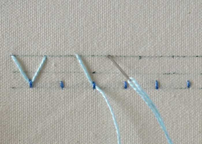 Zweifarbige Fliegenstich-Stickerei Schritt 9